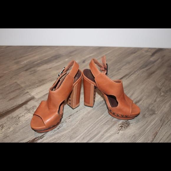 Vince Camuto leather heels - Picture 2 of 3